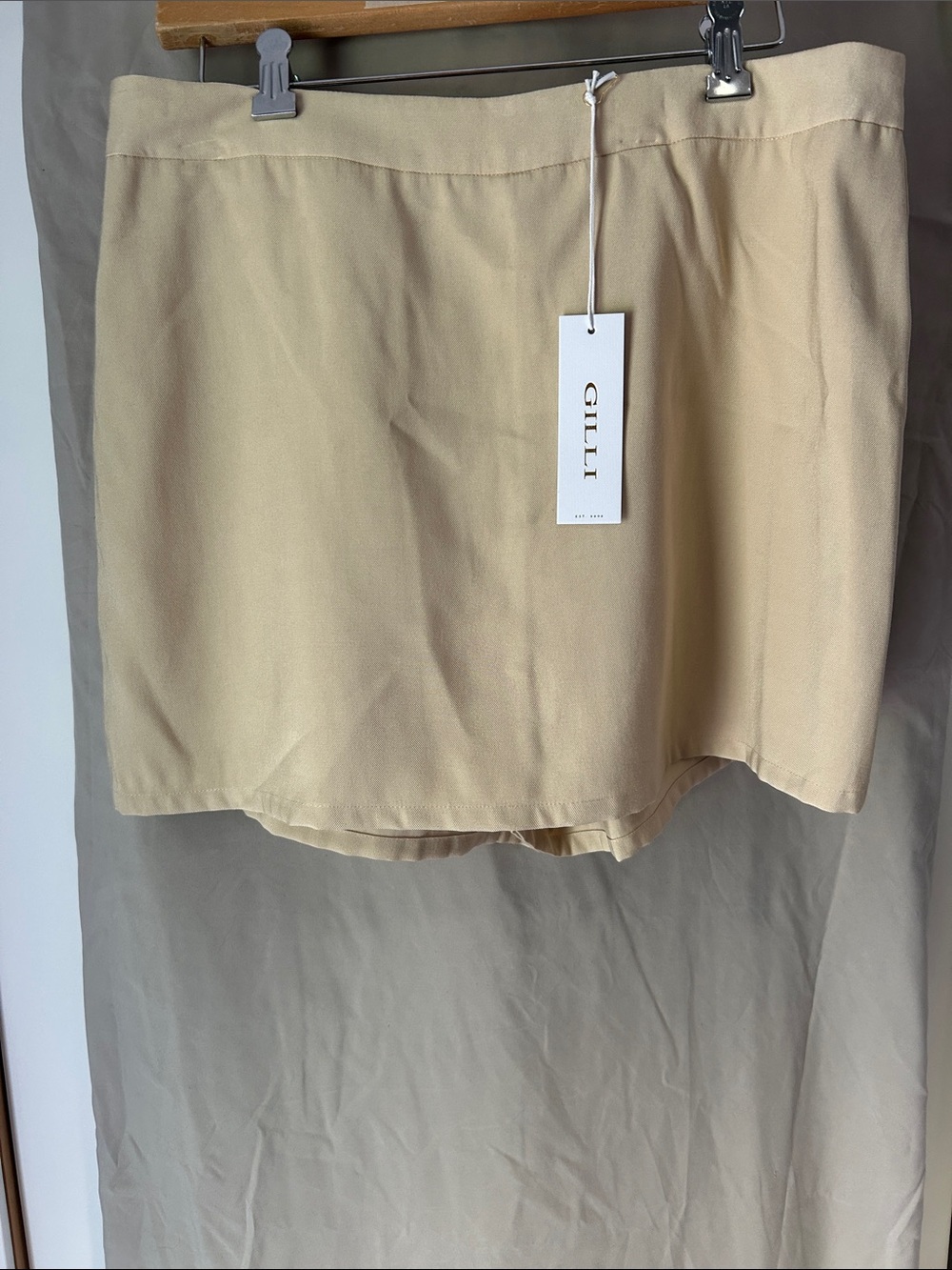 Gilli Beige Mini Skort with rear pockets, Size Large NWt’s